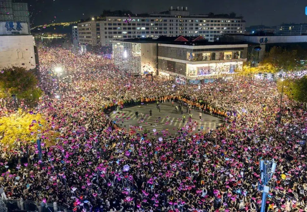 惊险！杭州跨年夜男子在9万人群中点燃烟花，警方紧急行动