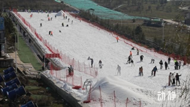 贵阳高坡云顶滑雪场开板迎客，400名滑雪爱好者畅享冰雪乐趣，新手也能轻松上手