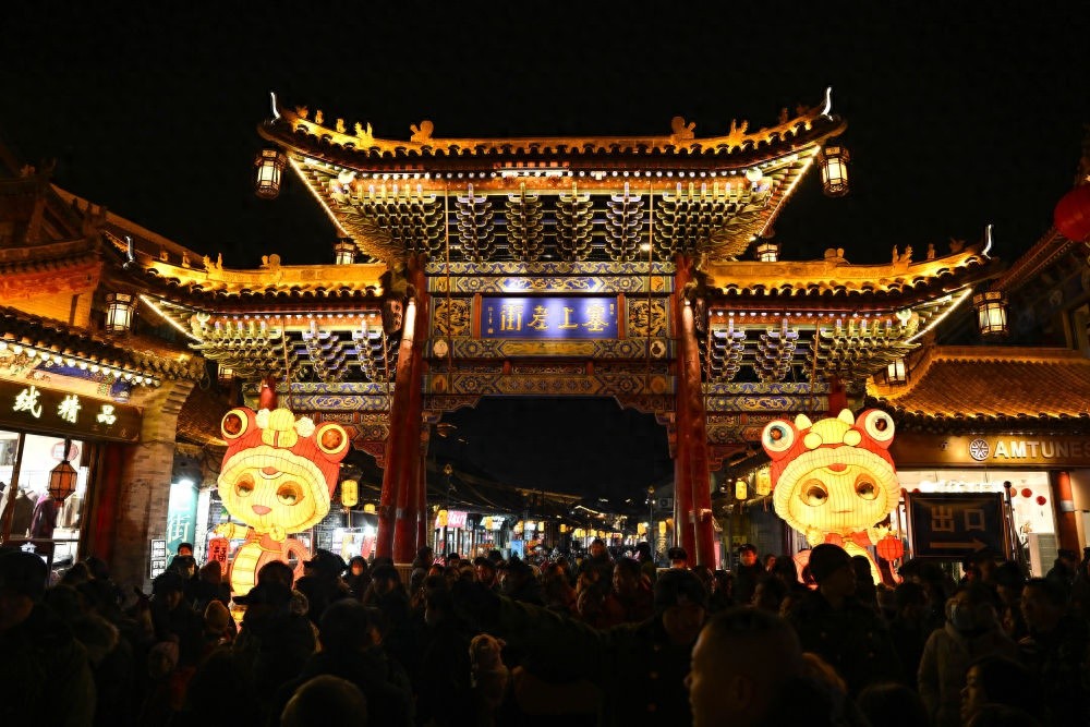 呼和浩特跨年夜：14栋楼体灯光秀与摇滚音乐交织，市民狂欢迎接2025
