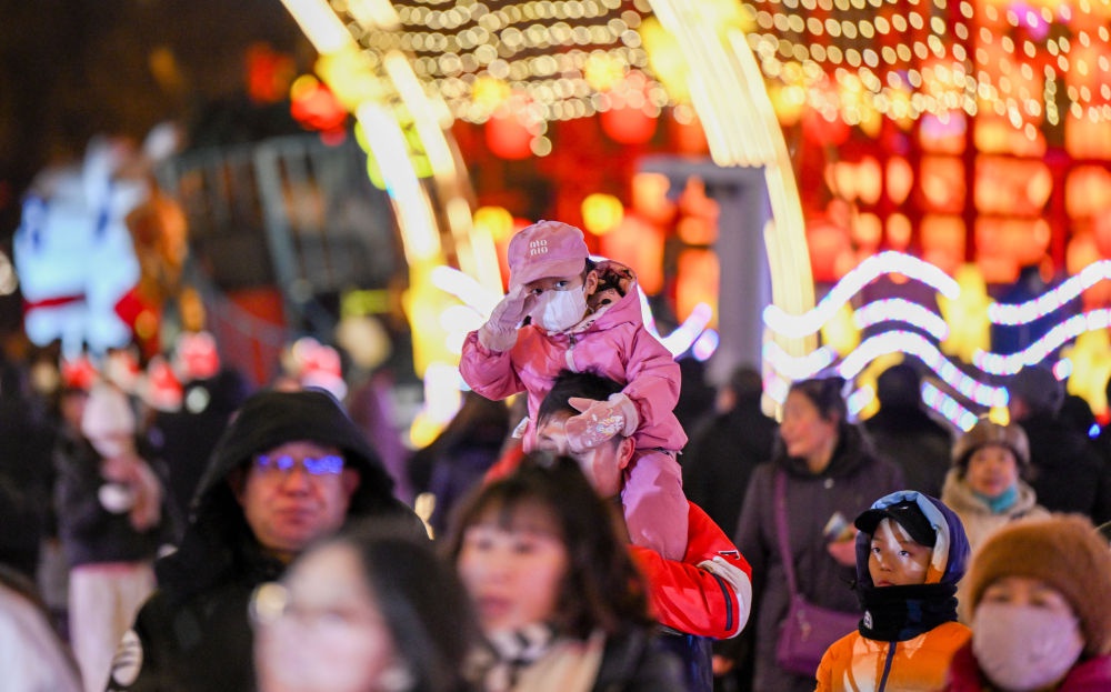 呼和浩特跨年夜：14栋楼体灯光秀与摇滚音乐交织，市民狂欢迎接2025  第2张