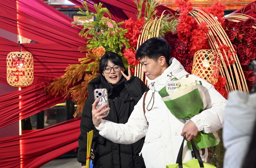 呼和浩特跨年夜：14栋楼体灯光秀与摇滚音乐交织，市民狂欢迎接2025  第4张