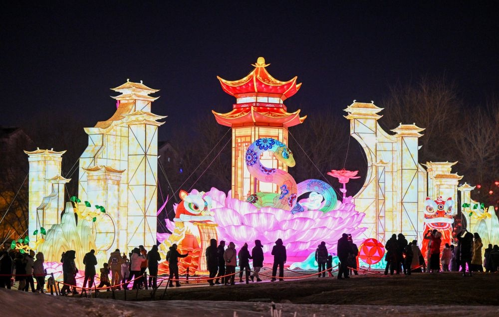 呼和浩特跨年夜：14栋楼体灯光秀与摇滚音乐交织，市民狂欢迎接2025  第5张