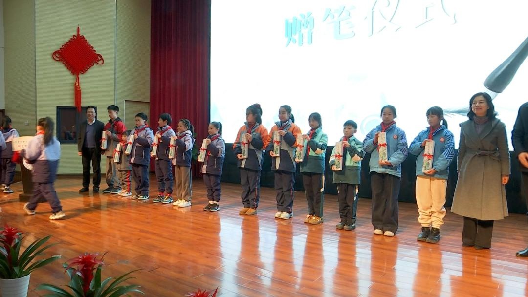 湖笔文化进校园：12月31日湖州市举办历史经典产业传承创新暨湖笔赠笔仪式，推动湖笔文化代代赓续  第2张