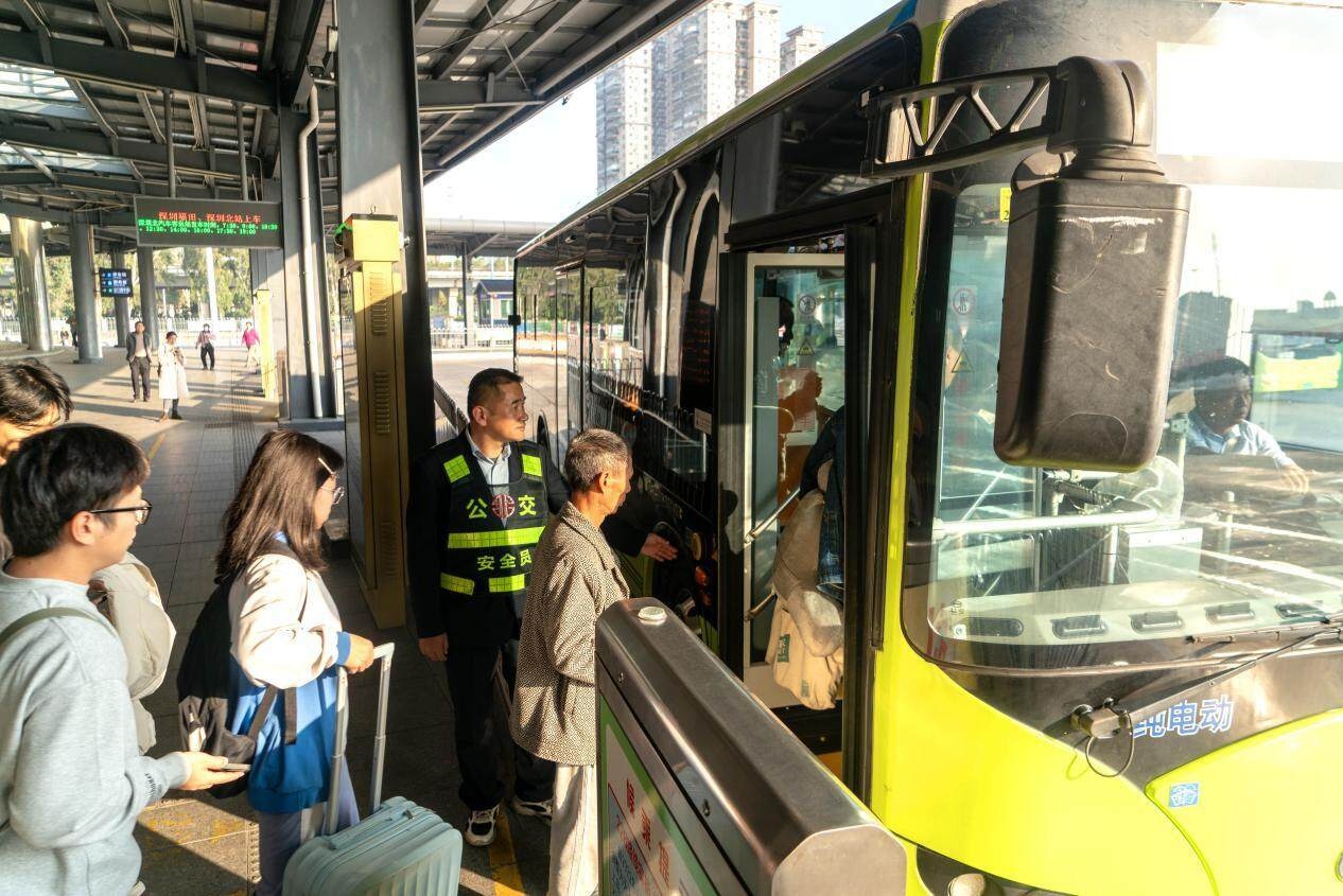 10年坚守，元旦无休！深中跨市公交驾驶员李伟鸿的节日故事  第2张