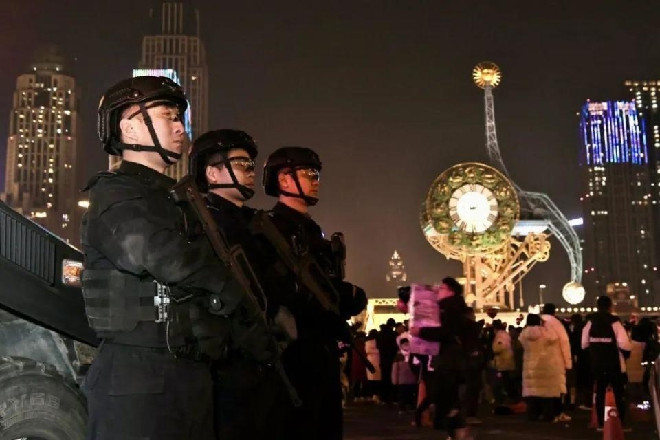 2025跨年夜，当全城欢庆时，这些藏蓝身影为何在风雪中疾驰？  第2张
