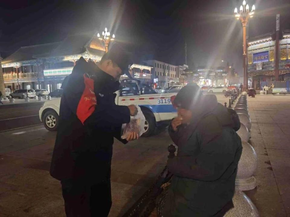 2025跨年夜，当全城欢庆时，这些藏蓝身影为何在风雪中疾驰？  第6张