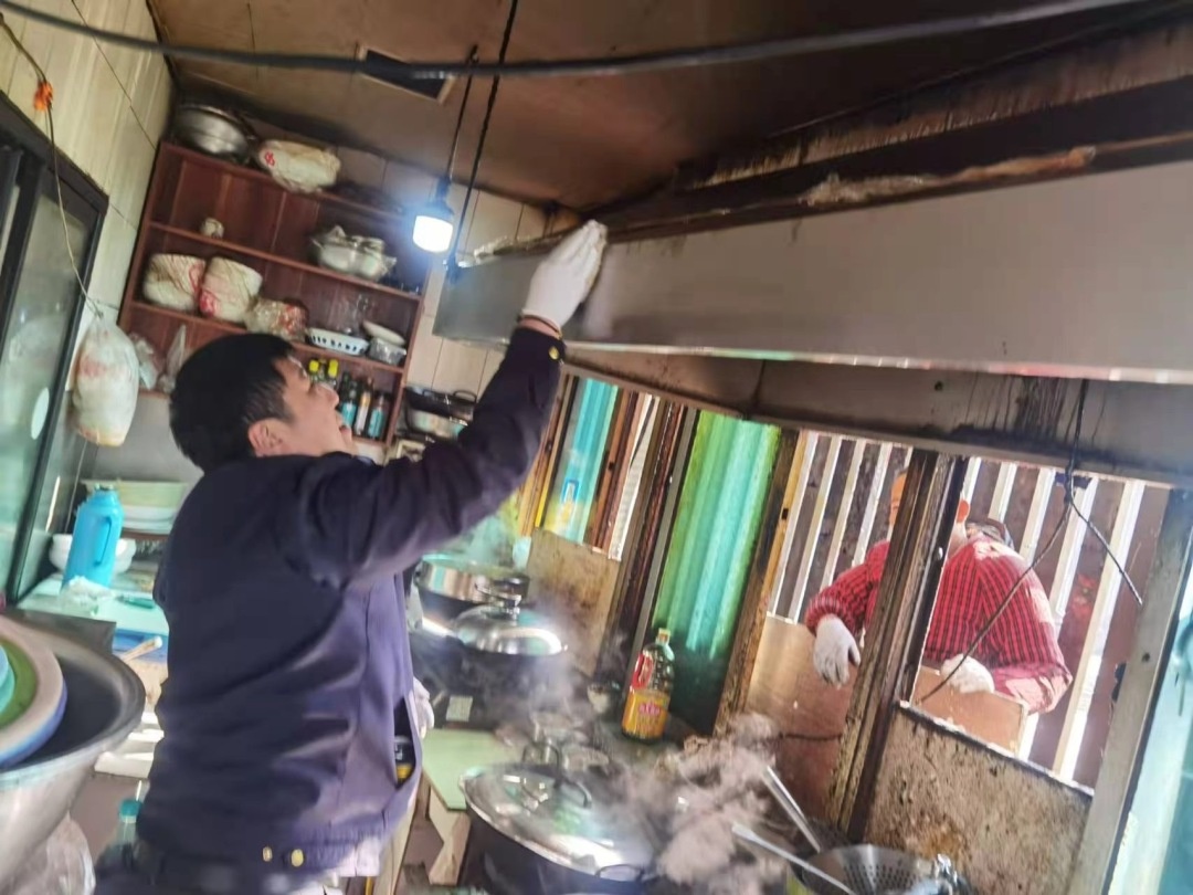 元旦蓝厨房行动：湖州月河中队如何解决餐饮业油烟污染难题？  第2张