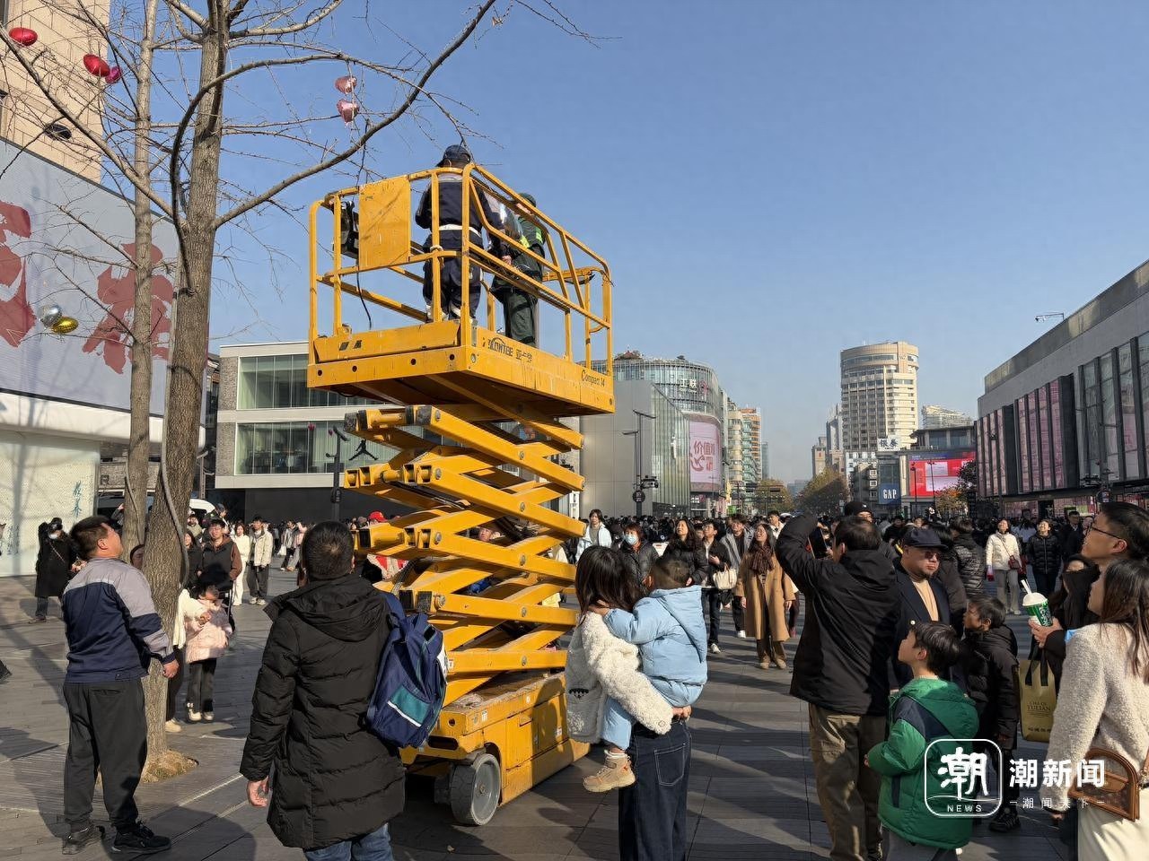 杭州跨年夜后的特殊任务：环卫工人如何清理树上五颜六色的心愿气球？