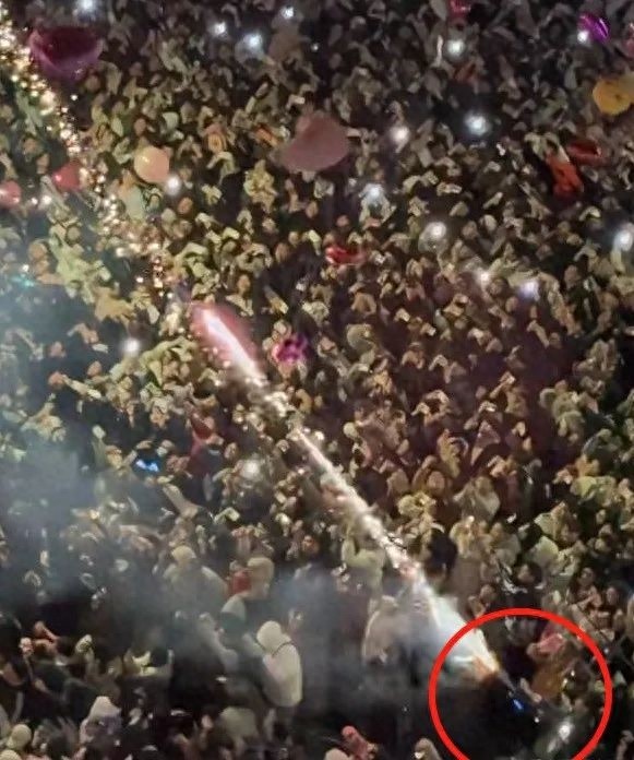 惊险瞬间！杭州跨年夜男子点燃烟花喷射气球，77万气球险酿大祸