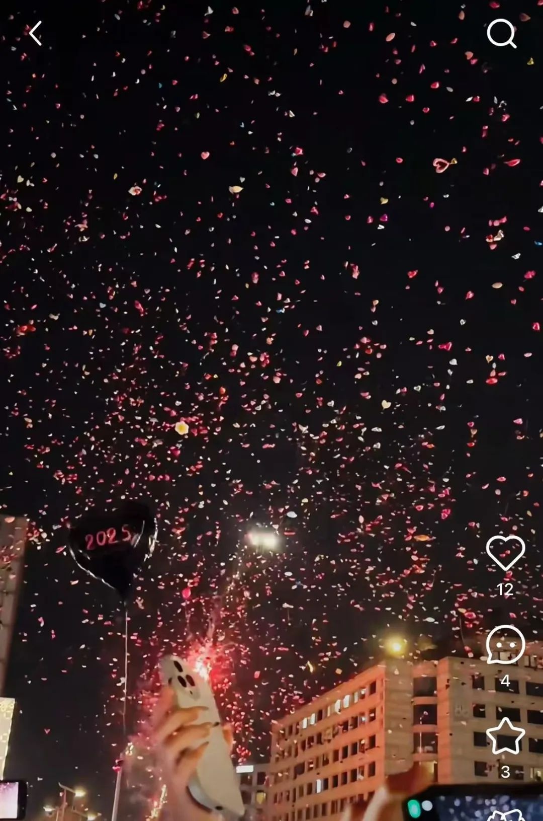 惊险瞬间！杭州跨年夜男子点燃烟花喷射气球，77万气球险酿大祸  第2张