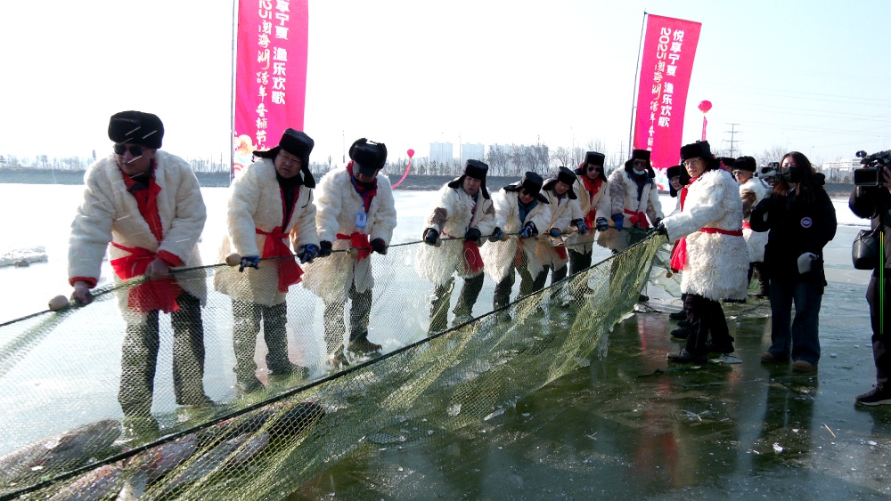 宁夏阅海湖冬捕节震撼启幕，头鱼跃出水面，吉祥与幸运的象征  第2张