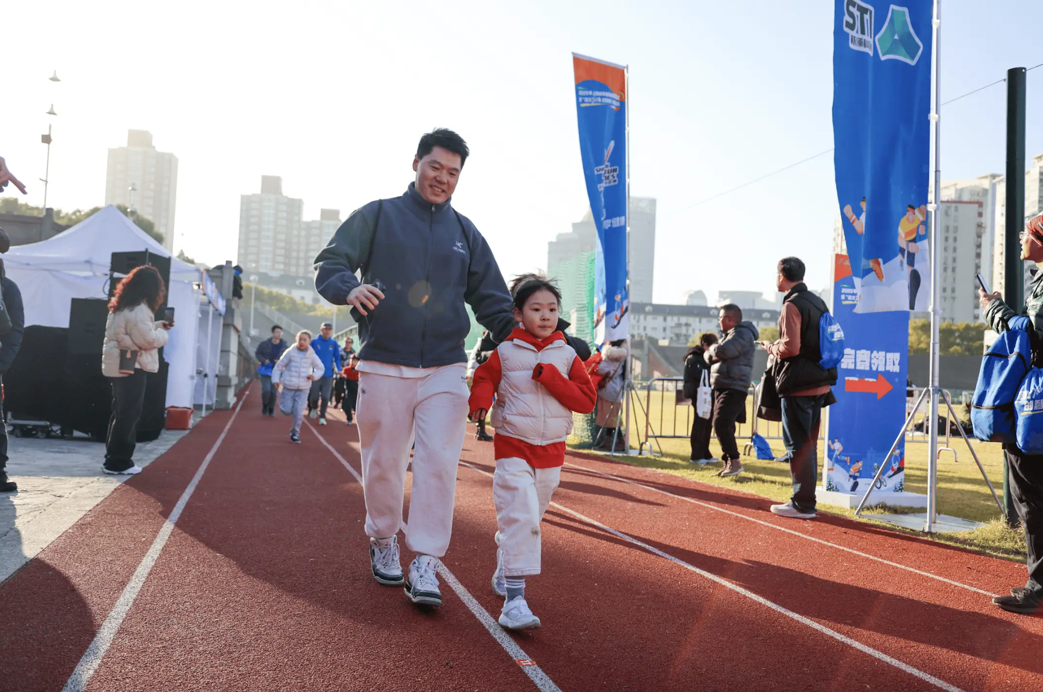 2025年元旦，上海万人奔跑迎接新年第一缕阳光，创意活动引爆全民健身热潮  第3张