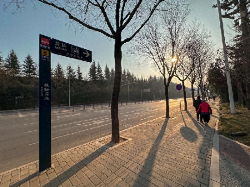 西安地铁8号线开通，植物园站步行1.6公里引市民吐槽，接驳电梯何时建成？