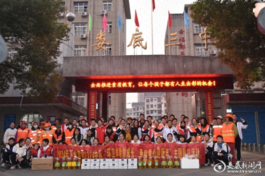 凌晨5点30分，娄底三中学生化身城市美容师，体验环卫工人的艰辛与奉献