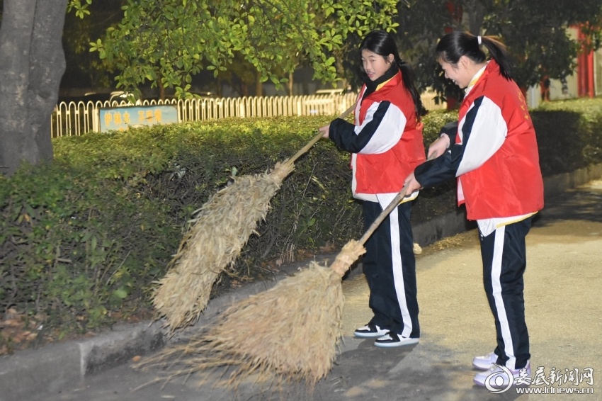 凌晨5点30分，娄底三中学生化身城市美容师，体验环卫工人的艰辛与奉献  第2张