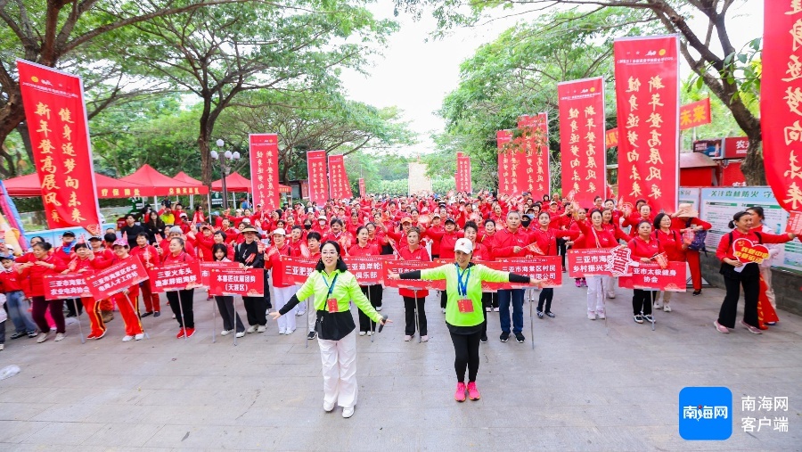500名市民游客齐聚三亚临春岭，共同登高迎接2025年新年的第一缕阳光  第2张
