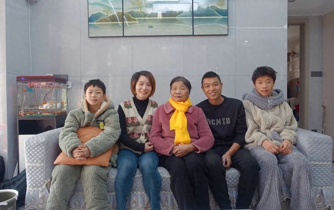 七年如一日，她用柔弱肩膀撑起家的天空——黄顺平的孝老爱亲故事
