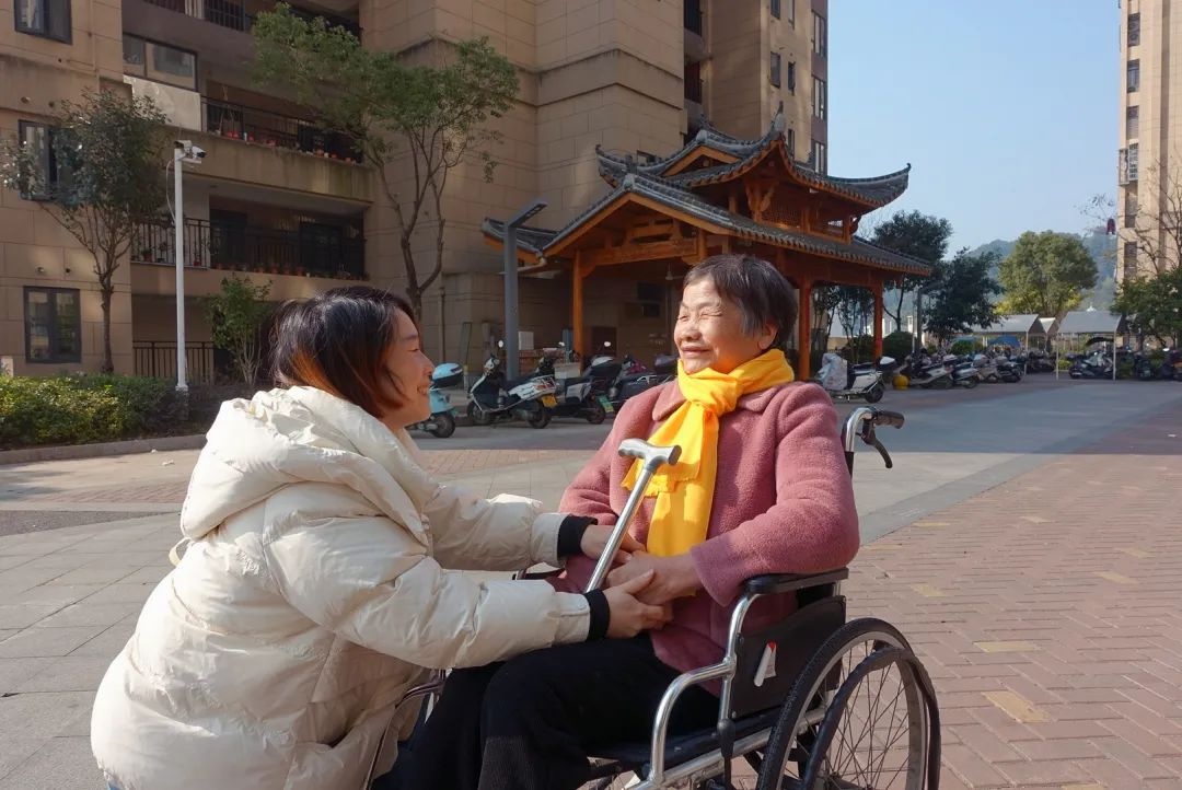 七年如一日，她用柔弱肩膀撑起家的天空——黄顺平的孝老爱亲故事  第2张