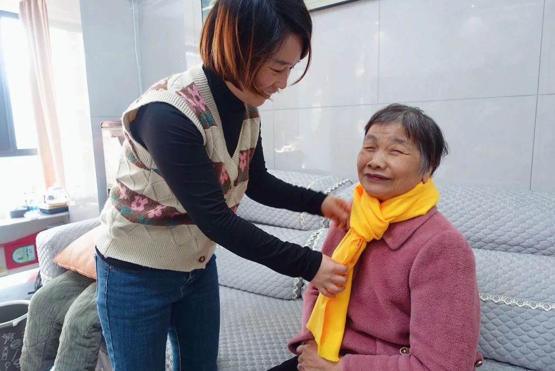 七年如一日，她用柔弱肩膀撑起家的天空——黄顺平的孝老爱亲故事  第3张