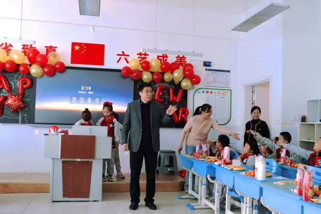 滨城区逸夫小学2022级7班师生共庆元旦，校长杨艺祥送上新年第一缕温情  第2张