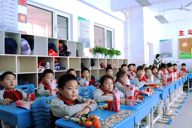 滨城区逸夫小学2022级7班师生共庆元旦，校长杨艺祥送上新年第一缕温情  第3张