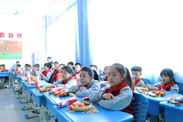 滨城区逸夫小学2022级7班师生共庆元旦，校长杨艺祥送上新年第一缕温情  第4张