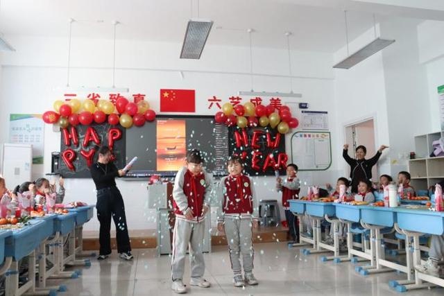 滨城区逸夫小学2022级7班师生共庆元旦，校长杨艺祥送上新年第一缕温情  第6张