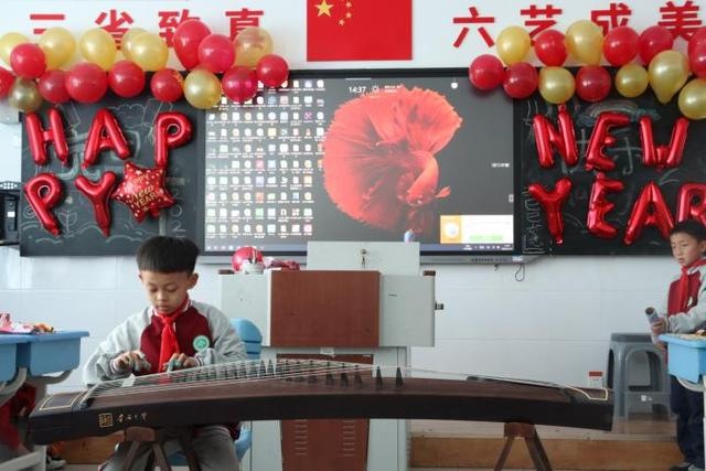 滨城区逸夫小学2022级7班师生共庆元旦，校长杨艺祥送上新年第一缕温情  第8张