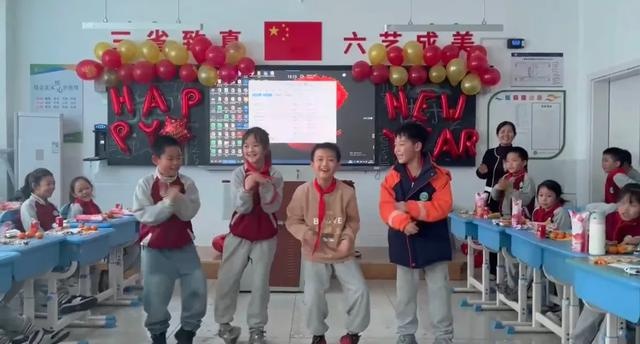 滨城区逸夫小学2022级7班师生共庆元旦，校长杨艺祥送上新年第一缕温情  第9张