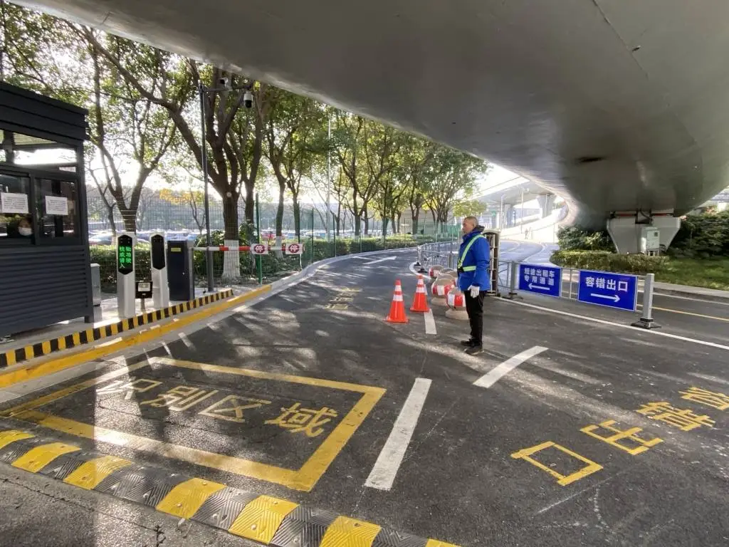2025年元旦，上海虹桥枢纽出租车短途模式首日运营，乘客和司机都说了什么？  第4张