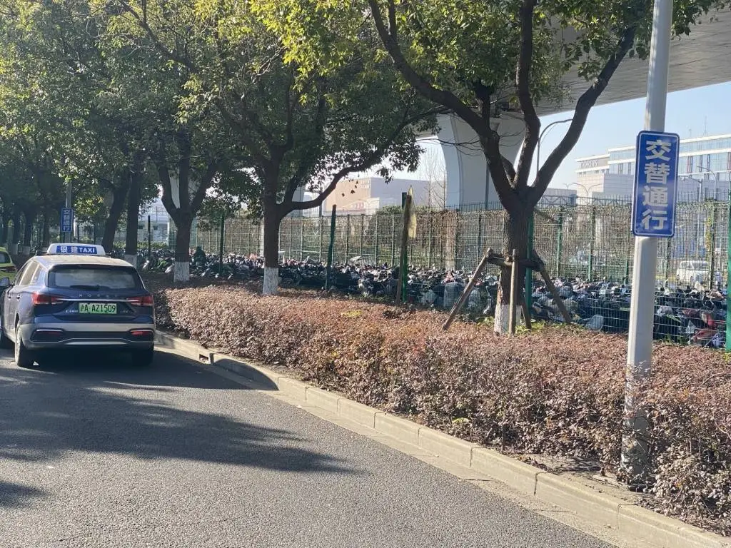 2025年元旦，上海虹桥枢纽出租车短途模式首日运营，乘客和司机都说了什么？  第7张