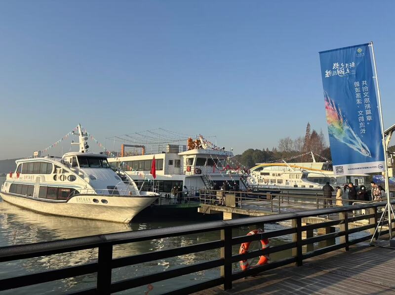 2025太湖游轮试航：首批游客如何在新年第一缕阳光下体验‘人在画中游’？  第2张