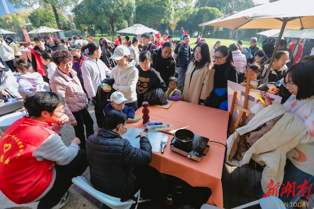 长沙非遗跨年盛宴：橘子洲上，茶艺、面塑、糖画等湖南非遗与市民共迎新年  第4张