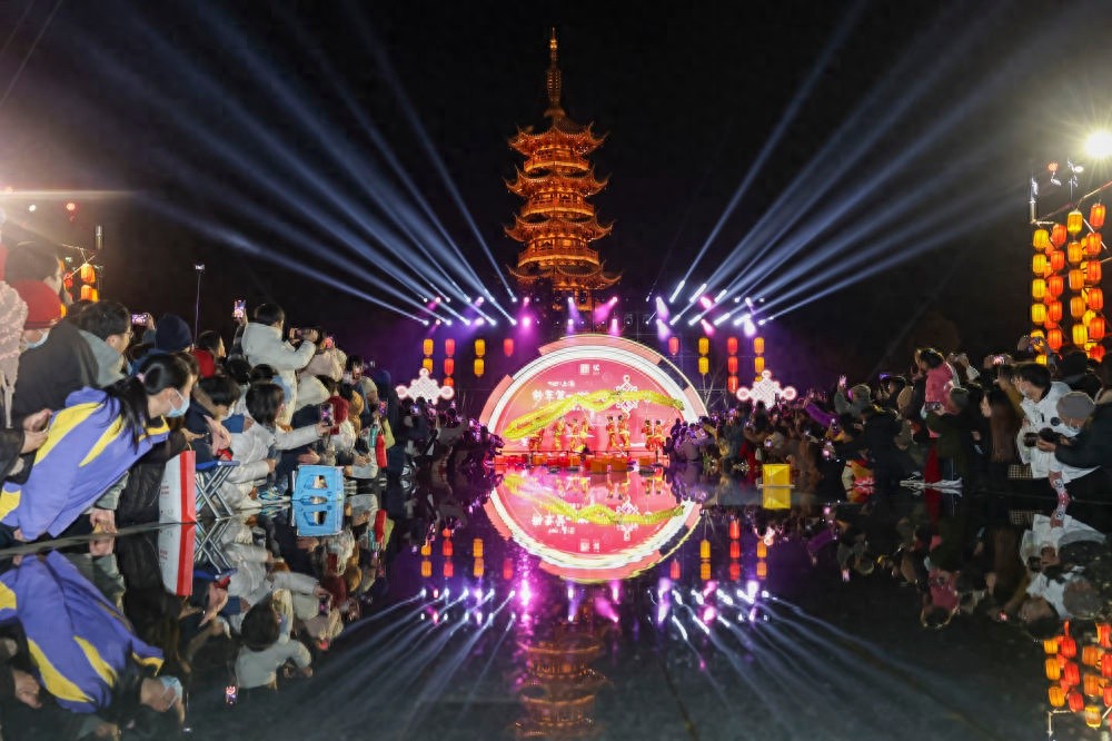 2025上海新年第一游：在龙华广场与迪士尼乐园共迎华章日新