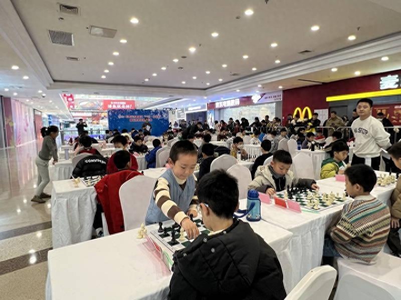 2025年西安市新城区万达·希文杯国际象棋快棋公开赛：近百名棋手角逐，培养青少年逻辑与意志