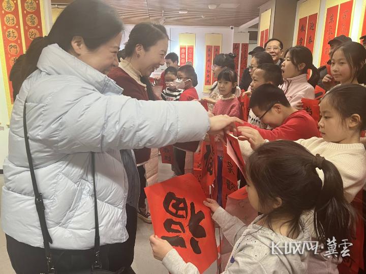 6岁到12岁小书法家齐聚保定，88副春联作品惊艳亮相，你见过吗？  第6张
