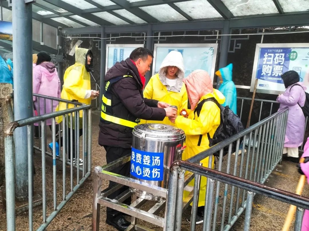 春节假期，黄山这些坚守岗位的英雄们，你知道他们的故事吗？  第3张