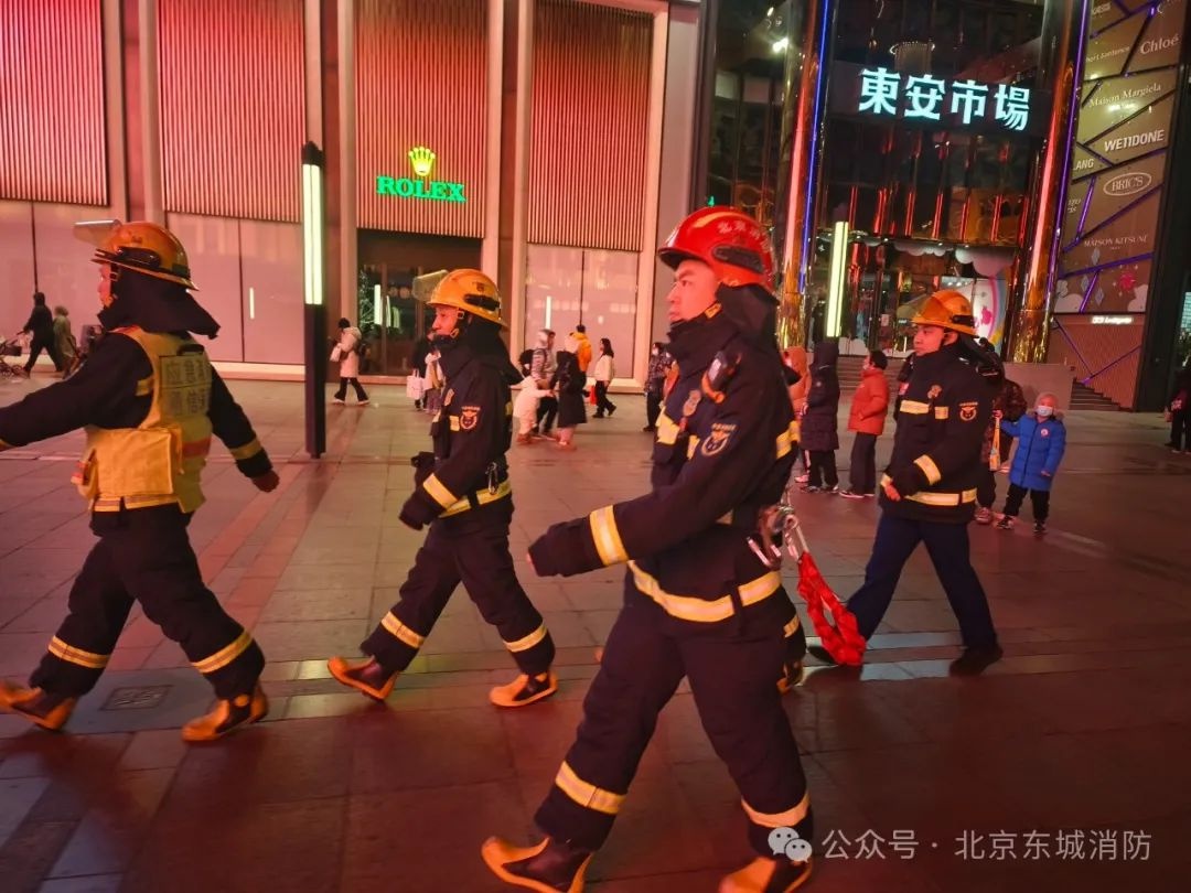 王府井大街春节人潮涌动，蓝朋友如何24小时守护你的安全？  第13张
