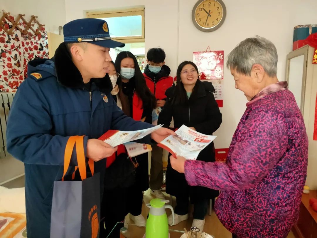 春节送安全！消防志愿者敲门行动，为何让居民感动不已？  第2张