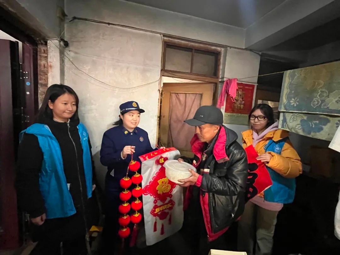 春节送安全！消防志愿者敲门行动，为何让居民感动不已？  第5张