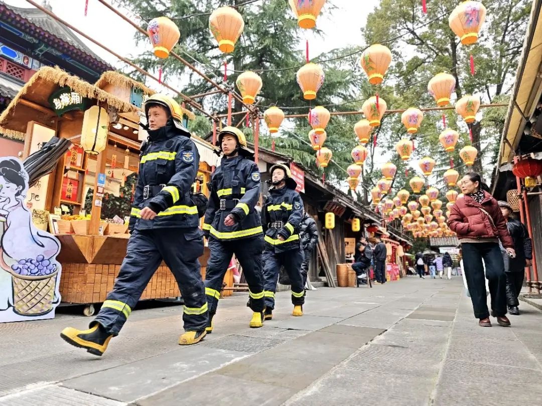 大年初三，消防员如何在人潮中守护你的安全？揭秘他们的日常  第2张