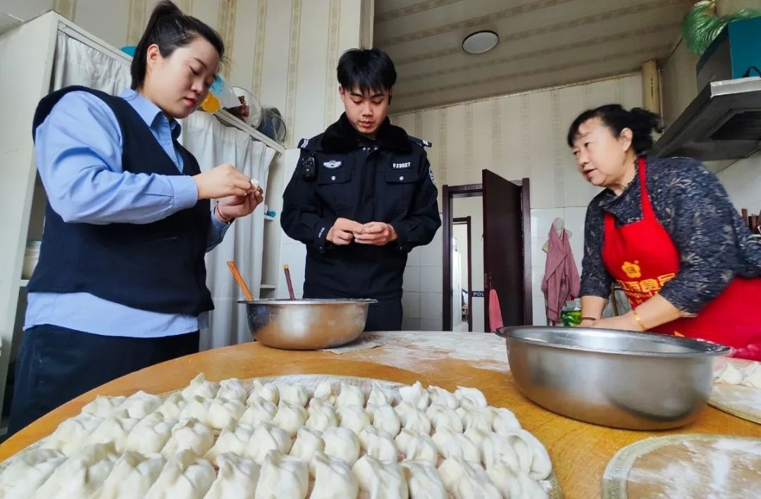 警察蓝点亮春节红！华来派出所如何守护万家年味？  第4张