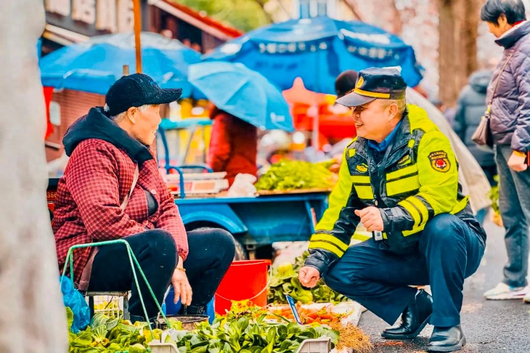 春节假期，他们为何不回家？揭秘城市守护者的坚守与奉献  第1张