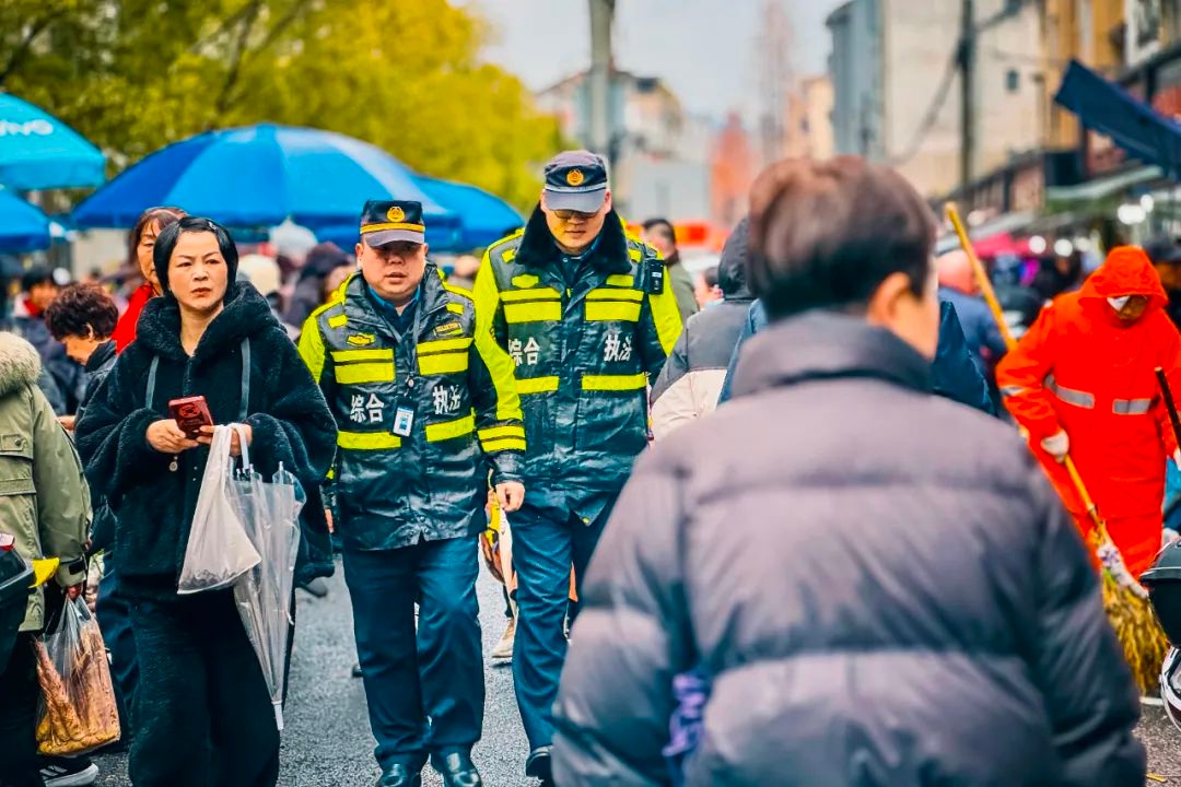 春节假期，他们为何不回家？揭秘城市守护者的坚守与奉献  第2张