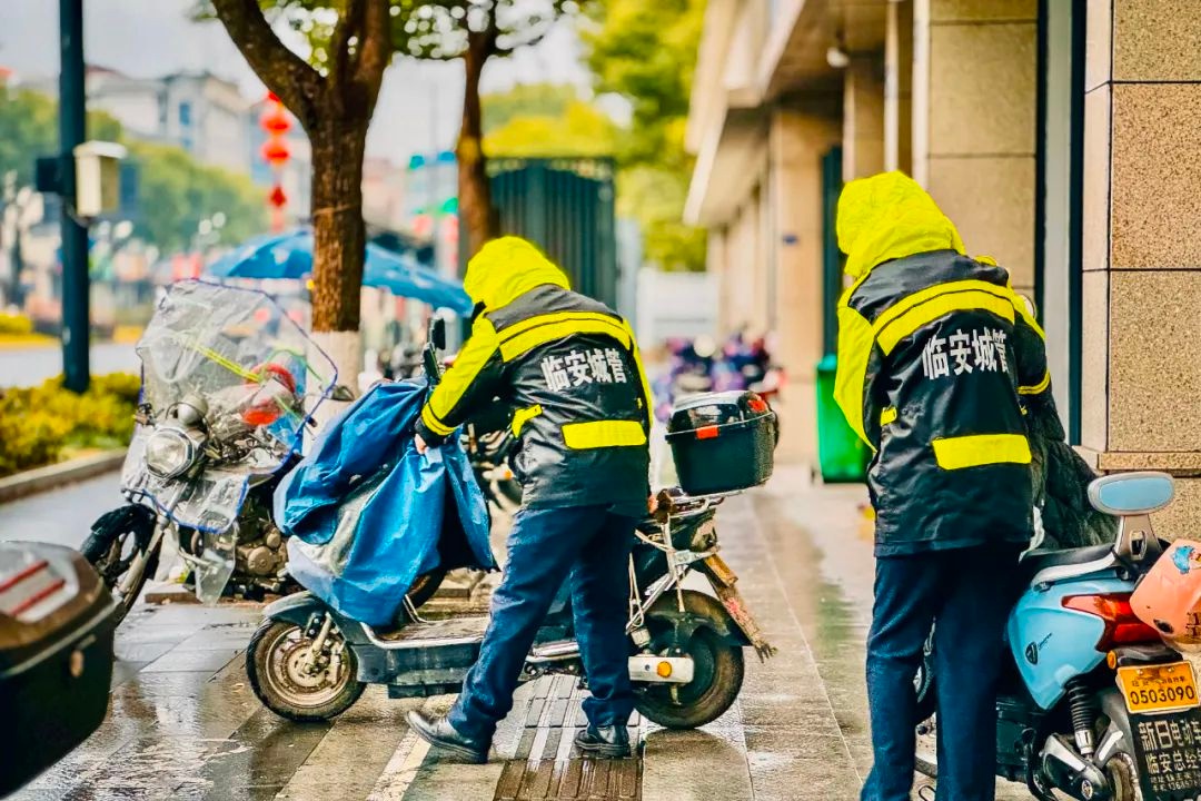 春节假期，他们为何不回家？揭秘城市守护者的坚守与奉献  第3张