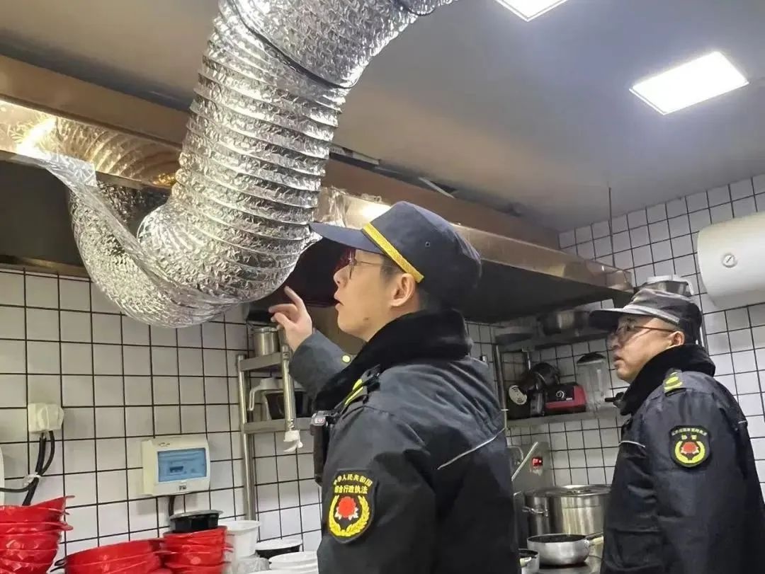春节假期，他们为何不回家？揭秘城市守护者的坚守与奉献  第8张