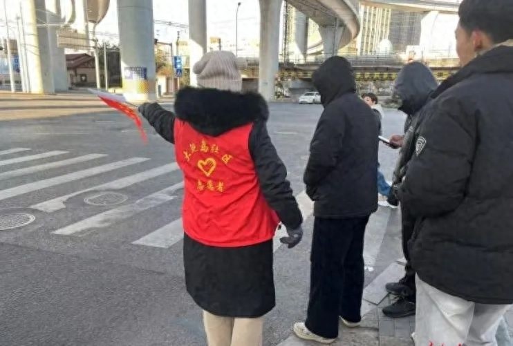 2025年青岛萝卜·元宵·糖球会大鲍岛会场，60余名志愿者如何用热情温暖初春的寒风？  第1张