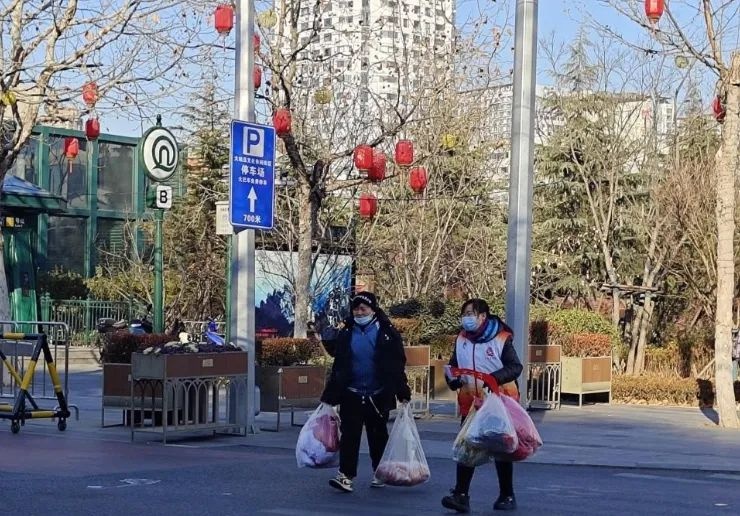 2025年青岛萝卜·元宵·糖球会大鲍岛会场，60余名志愿者如何用热情温暖初春的寒风？  第3张