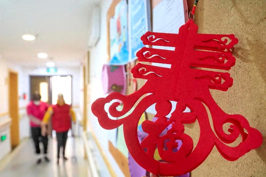 蛇年春节阖家团圆，护工为何坚守敬老院岗位?!