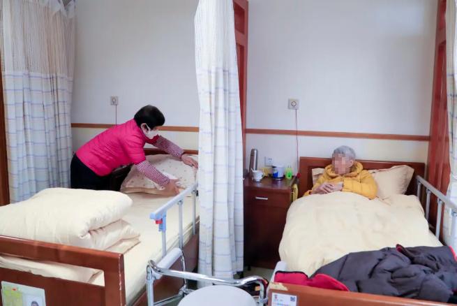 蛇年春节阖家团圆，护工为何坚守敬老院岗位?!  第2张